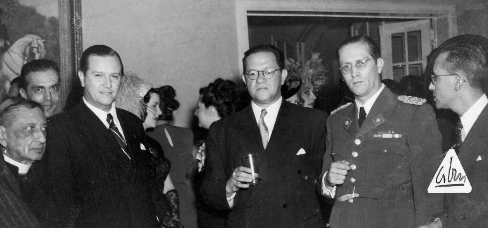 Recepción en la embajada de Colombia, aparecen Rafael Caldera y el coronel Carlos Delgado Chalbaud. 20 de julio de 1949.