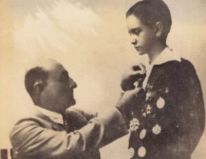 1928. Octubre. Acto de premiación de fin de curso en el Colegio San Ignacio con su tío y padre adoptivo el Dr. Tomás Liscano.