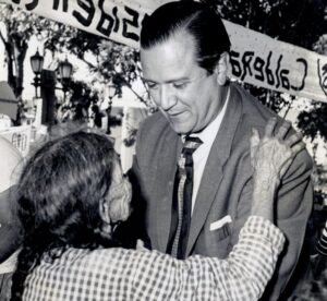 1958. Rafael Caldera abraza a una señora en Nirgua.