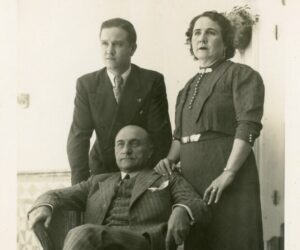1936. Con María Eva y Tomás Liscano sus tíos y padres adoptivos.