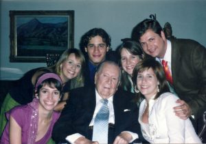 Rafael Caldera con algunos de sus nietos a los 90 años.