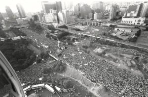 1983. Diciembre, 1. Mitin cruzado en el centro de Caracas. Avenida Bolívar con Avenida Fuerzas Armadas, en el cierre de la campaña presidencial.