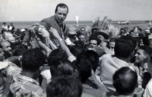 1958. Recibimiento en Maiquetía a su regreso del exilio en Nueva York tras la caída de Pérez Jiménez en 1958 (Foto: Leo Matiz).
