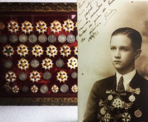 Rafael Caldera a los quince años con las condecoraciones recibidas en el Colegio San Ignacio de Loyola. De fondo, esas condecoraciones en la actualidad.