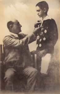 1928. Octubre, acto de premiación de fin de curso en el Colegio San Ignacio, con su tío y padre adoptivo el Dr. Tomás Liscano.