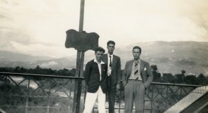 1936. En el Puente Internacional Bolívar durante gira de la UNE