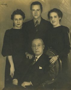 1939. Abril, 25, en el día de su grado de Abogado y Doctor en Ciencias Políticas, con sus dos hermanas, Rosa Elena y Lola, y su padre biológico, Rafael Caldera Izaguirre.
