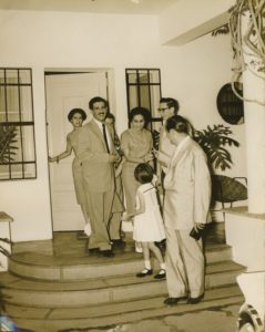 1958. Diciembre, 7. Día de las elecciones presidenciales, con la familia y José Antonio Pérez Díaz, saliendo de Puntofijo a votar.