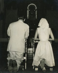 1958. En la Iglesia de Táriba, durante la campaña electoral.