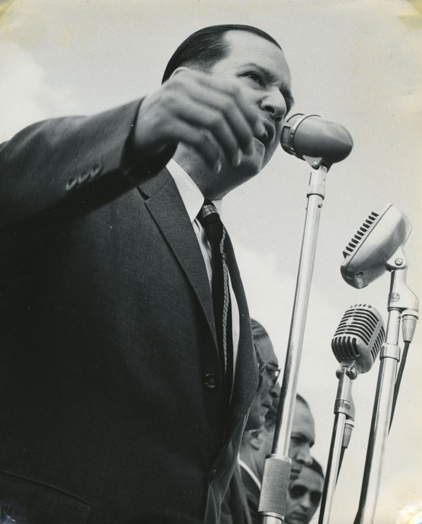 1958. Febrero, 1. Dirigiéndose a la multitud que fue a recibirlo al aeropuerto de Maiquetía.