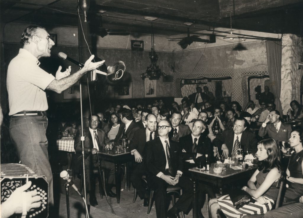 1973. Febrero, 7. En el Viejo Almacén, Buenos Aires, con Hugo Pérez La Salvia, escuchando a Edmundo Rivero