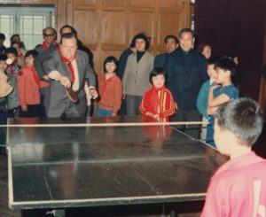 1981. Abril. 7. Jugando ping-pong, en su visita a China como Presidente de la Unión Interparlamentaria Mundial.