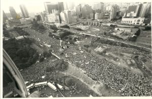 1983. Cierre de la campaña electoral presidencial con el mitin cruzado, entre las avenidas Bolívar y Fuerzas Armadas, Caracas.