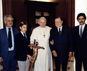 1984. Diciembre, 7. Audiencia privada con Juan Pablo II. Lo acompañan su hijo Andrés, su nieto Andrés Rafael y Luis Miguel González.