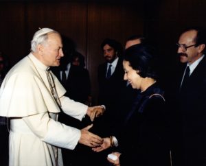 1987. Marzo, 25. Saludo privado al Papa Juan Pablo II de la familia e invitados especiales.
