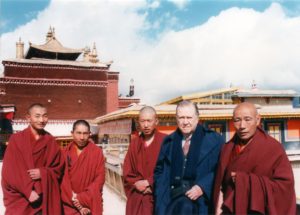 1993. Enero. En el Palacio de Potala, en Lassa, con monjes tibetanos.