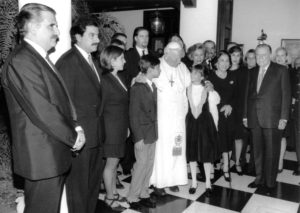 1996. Febrero, 11. Juan Pablo II con la familia Caldera en La Casona.