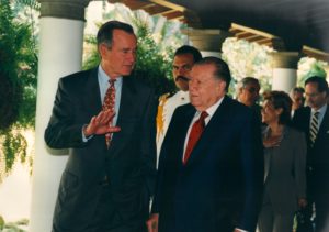 1996. Noviembre 20. En La Casona, con el expresidente de EEUU George Bush.