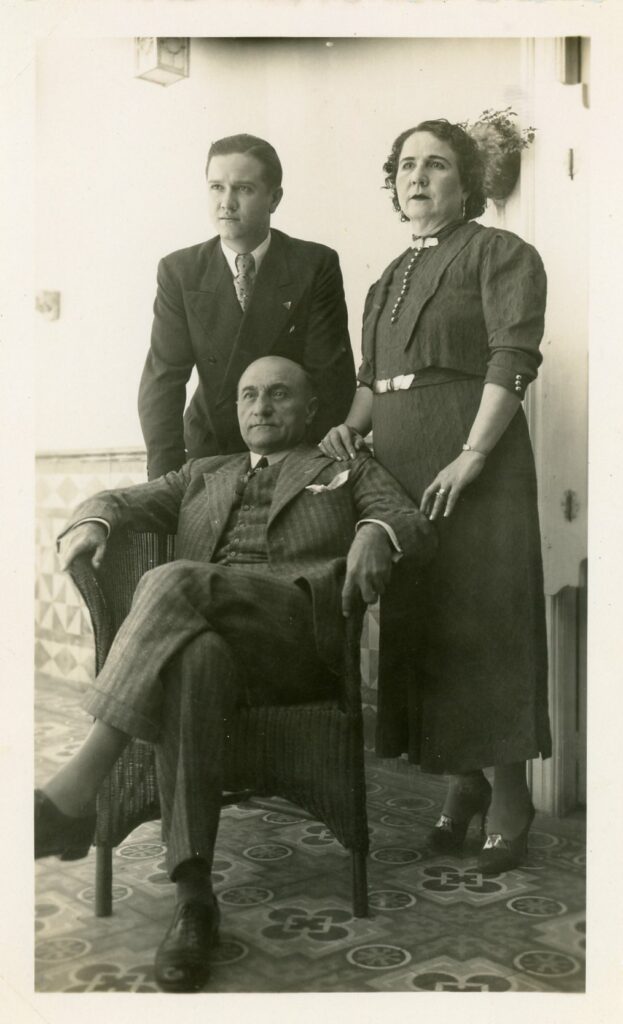 Tomás Liscano junto a su esposa María Eva y su sobrino e hijo adoptivo, Rafael Caldera, 1936. 
