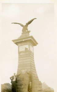 1936. Pico el Águila. Mérida. El triángulo UNE en la máxima altura bajo el cóndor que sustenta el medallón del Libertador