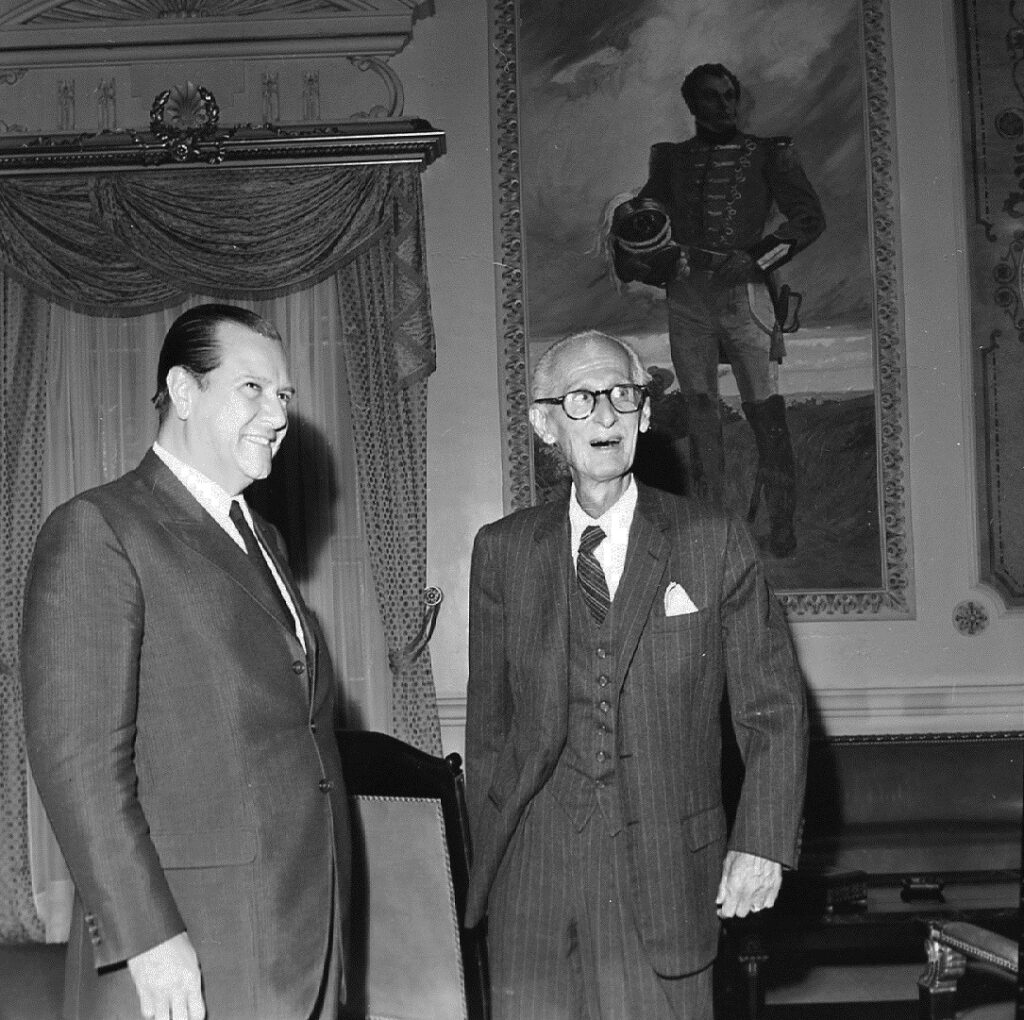 Rafael Caldera y Eleazar López Contreras. Palacio de Miraflores, 1969.
