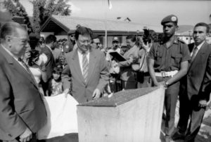 1995. Agosto, 20. Visita al Barrio El Limón en Caracas.