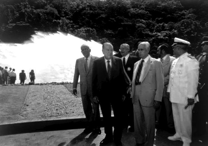 Rafael Caldera inaugurando Represa de Taguaza 1998