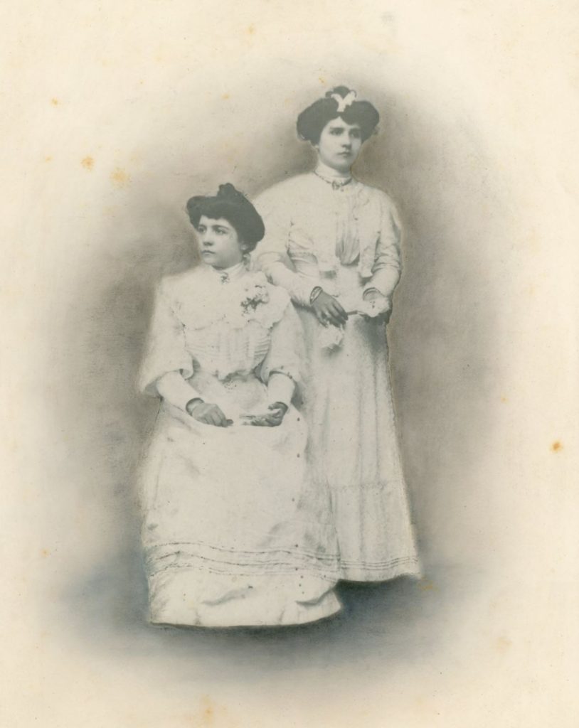 1908. Rosa Sofía y María Eva Rodríguez Rivero.