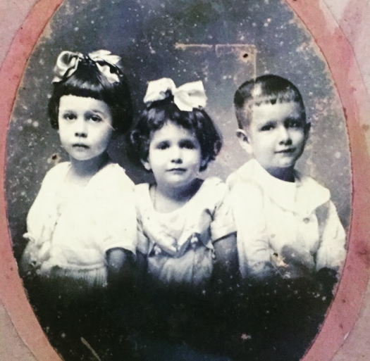 1919. Los tres hermanos Caldera Rodríguez, Rosa Elena, Rafael Antonio y Lola.