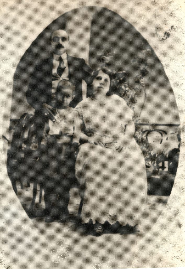 1921. Con sus padres adoptivos, los Liscano Rodríguez, en Quíbor, estado Lara.