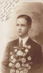 1931. Octubre, 16. Retrato con las medallas de honor al mérito del Colegio San Ignacio. de Loyola