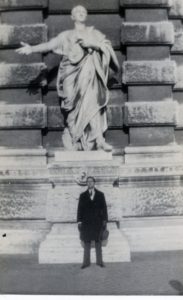 1933. Diciembre 24. Junto a la estatua de Cicerón en el Palacio de Justicia, Roma.