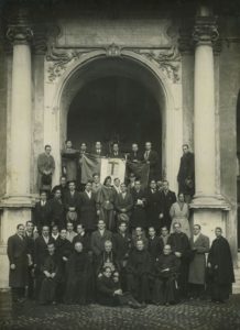 1933. Diciembre, 28. Congreso universitario de estudiantes católicos en Roma, al salir de la audiencia con SS Pío XI.