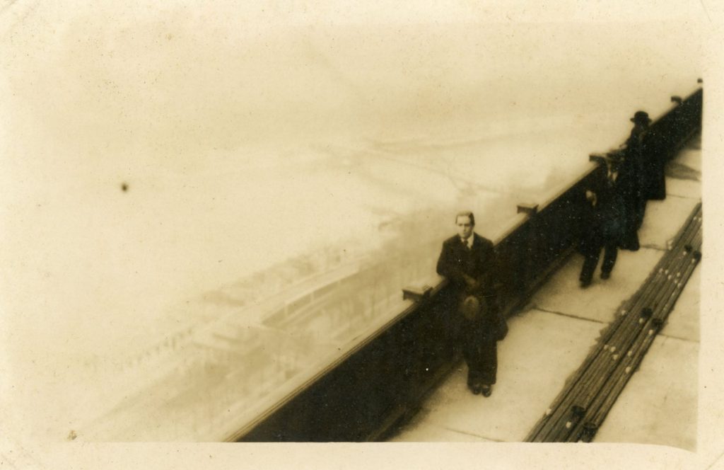1934. Enero, 8. Rafael Caldera en lo alto de la Torre Eiffel, viendo el Sena, París.