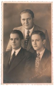 1933. Noviembre, 18. La delegación que viaja al Congreso de Estudiantes Universitarios Católicos en Roma, con Alfonso Vidal y Jesús Pérez Machado.