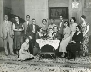 1933. Reunión familiar en la casa de su tío Plácido Daniel Rodríguez Rivero y su esposa, Egilda Maggi.