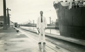 1935. Octubre, 12. Durante una visita al Canal de Panamá.