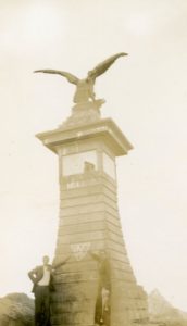 1936. Pico el Águila. Mérida. El triángulo UNE en la máxima altura bajo el cóndor que sustenta el medallón del Libertador.