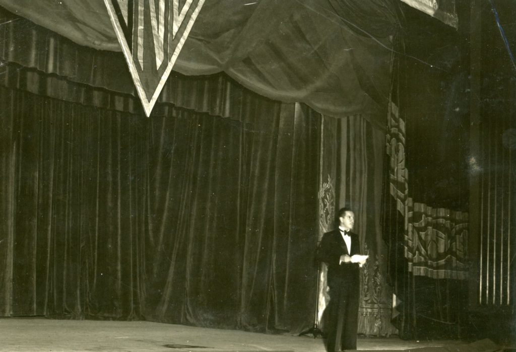 1937. Mayo, 8. Aniversario UNE en el Teatro Municpal.