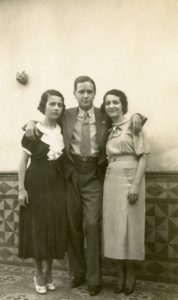 1938. Con sus hermanas Rosa Elena y Lola Caldera Rodríguez.