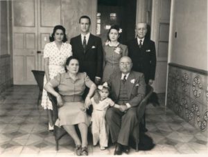 1940. En la casa de Miracielos, en el noviazgo con Alicia, acompañados por su hermana Rosa Elena, María Eva y Tomás Liscano y Rafael Caldera Izaguirre.