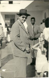 1947. Con su hija Mireya, llegando de Barinas.