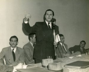 1946. Enero, 13. Acto fundacional de COPEI. A su lado, José Antonio Pérez Díaz.