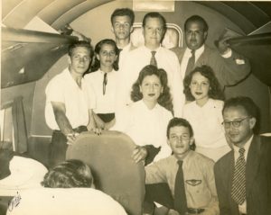 1947. Noviembre - Diciembre. Campaña presidencial, en compañía de Eduardo Tamayo Gascue y Desiderio Gómez Mora, con la tripulación del avión.