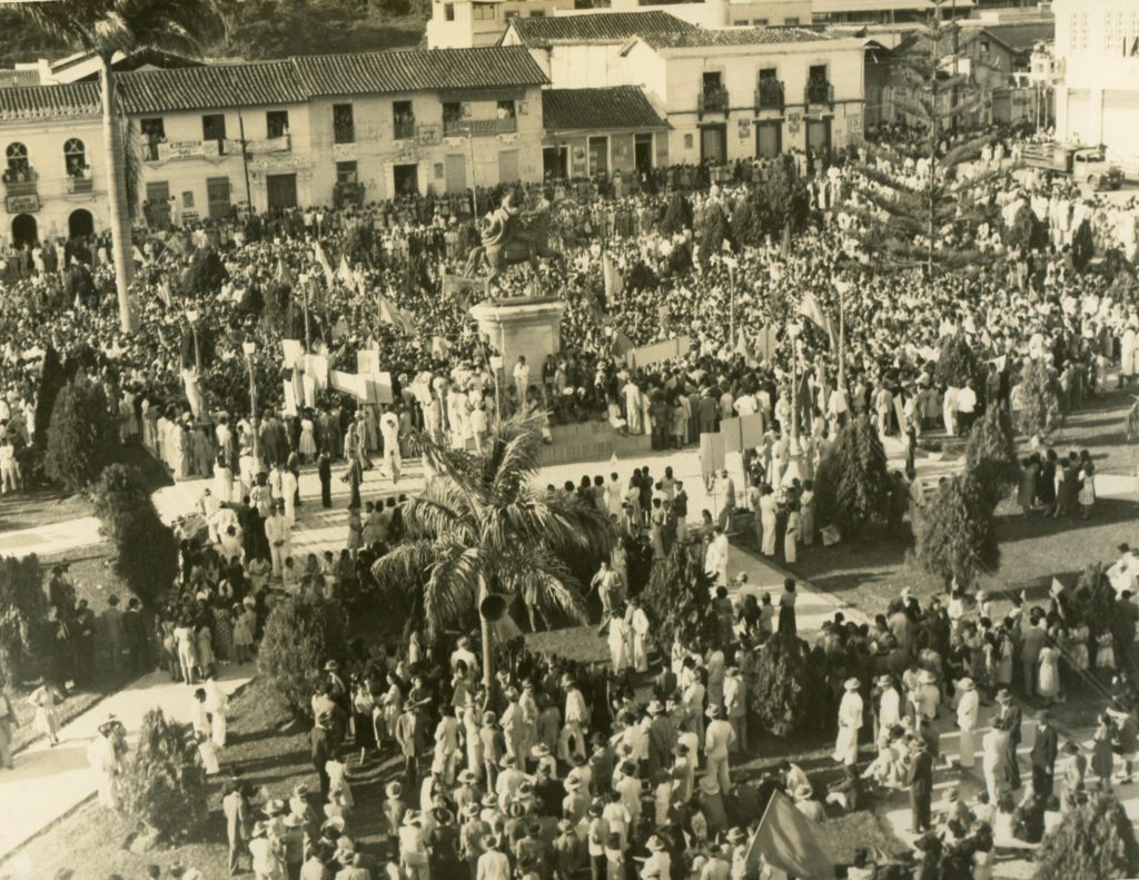 1947. Noviembre - Diciembre. Acto en la plaza Bolívar de Mérida..