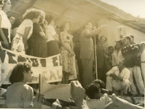 1947. Noviembre - Diciembre. Rafael Caldera hablando en Barquisimeto. A su lado está Pedro Del Corral y Mercedes Pérez Perazzo.