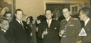 1949. Julio, 20. Rafael Caldera en la recepción de la embajada de Colombia, con Carlos Delgado Chalbaud.
