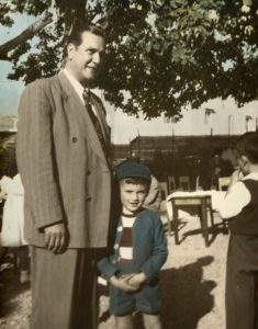 1949. Julio, 31. Rafael Caldera en una verbena de COPEI , con su hijo Rafael Tomás.