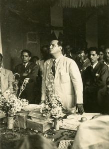 1949. Valencia. Rafael Caldera junto a Edecio La Riva Araujo.