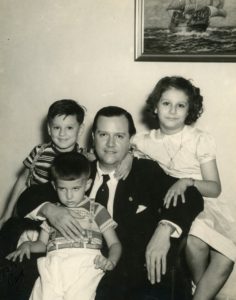 1950. Diciembre. Con sus hijos Mireya, Rafael Tomás y Juan José.